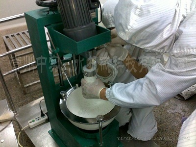 藥粉研磨機(jī)現(xiàn)場實拍1